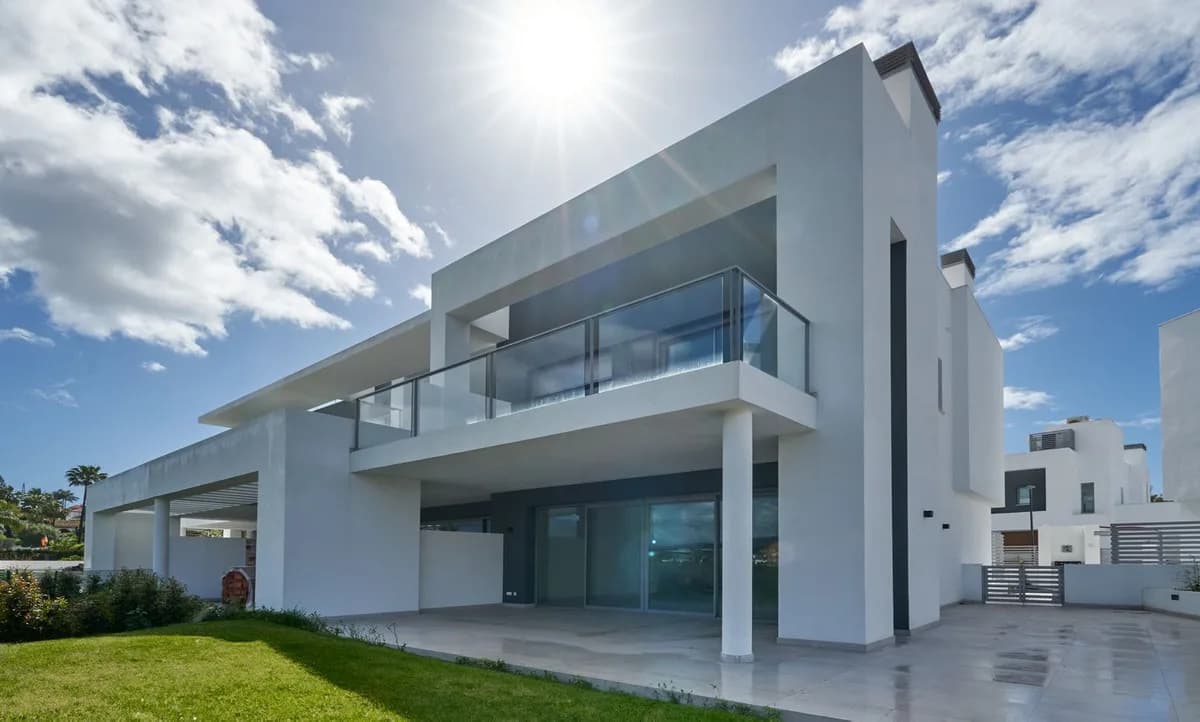 4 Bedroom Semi-Detached House for Sale in San Pedro de Alcántara, Málaga