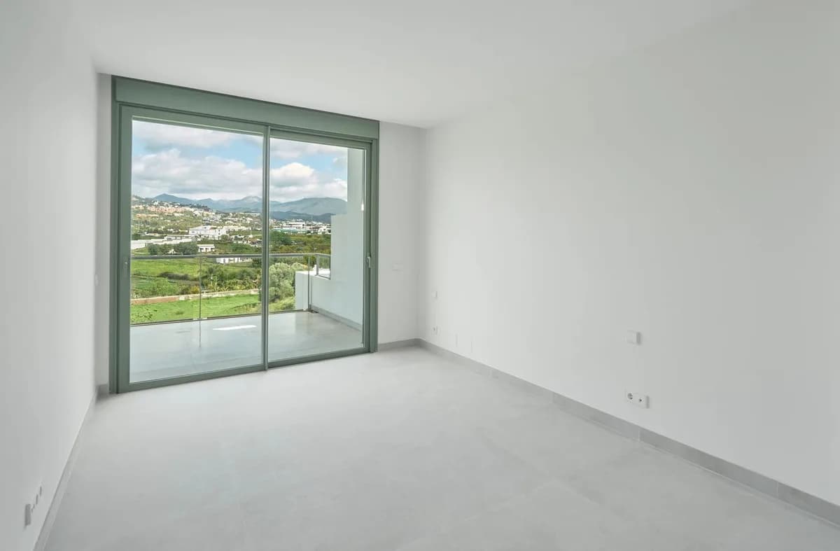 4 Bedroom Semi-Detached House for Sale in San Pedro de Alcántara, Málaga - Image 9