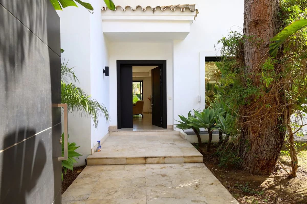 6 Bedroom Detached Villa for Sale in Nueva Andalucía, Málaga - Image 2