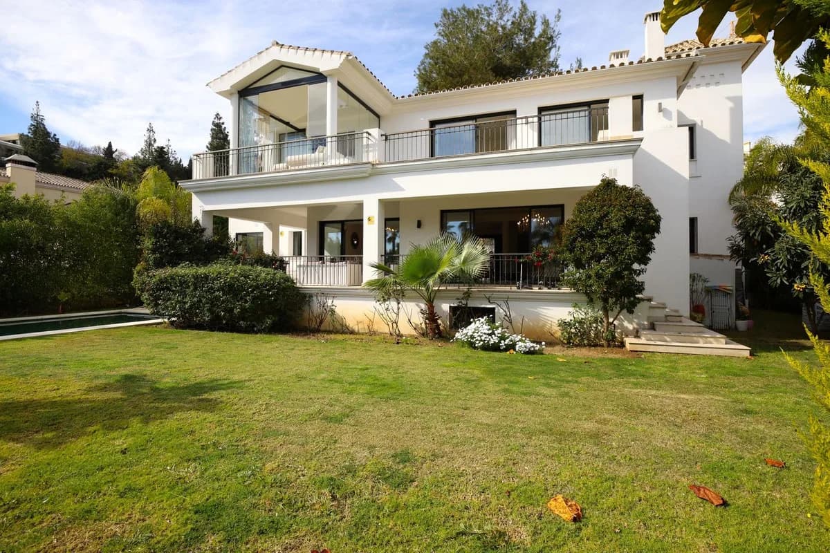 6 Bedroom Detached Villa for Sale in Nueva Andalucía, Málaga - Image 5