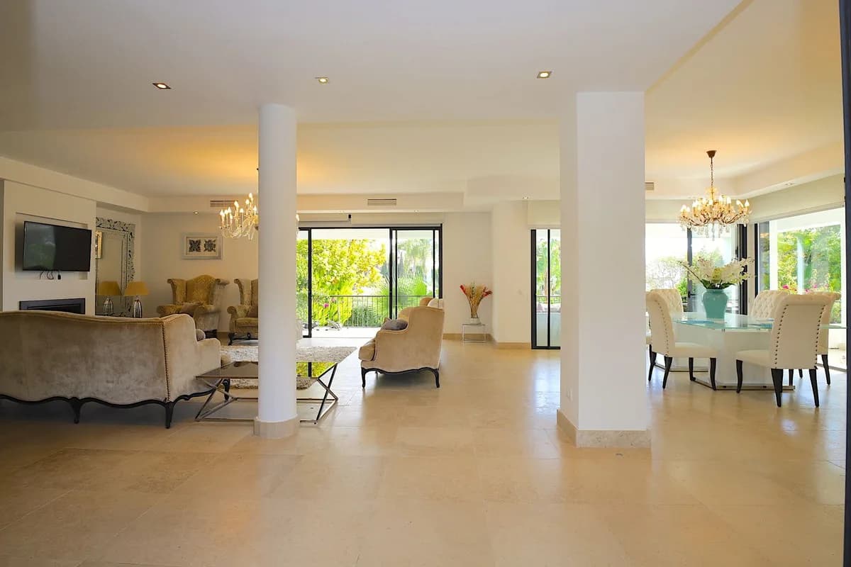 6 Bedroom Detached Villa for Sale in Nueva Andalucía, Málaga - Image 6