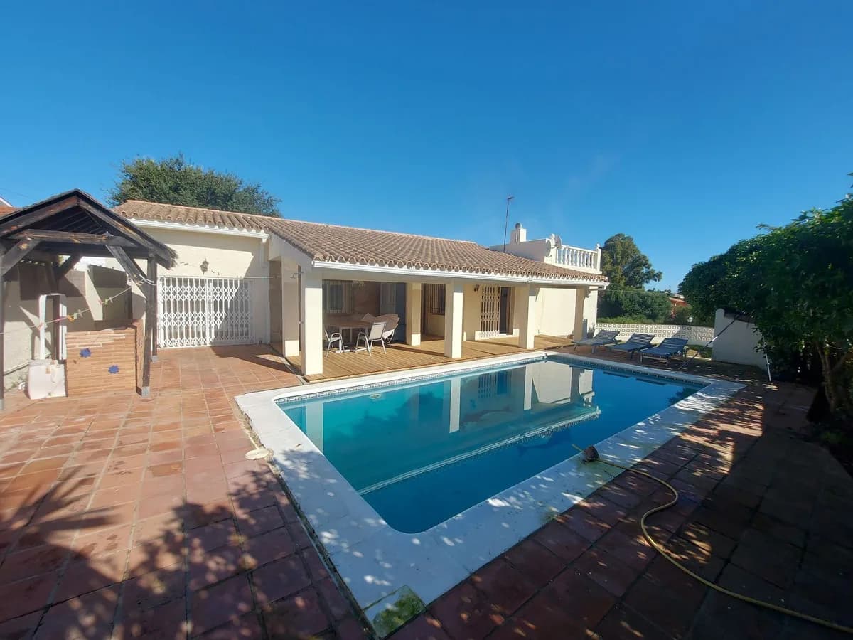 4 Bedroom Detached Villa for Sale in Manilva, Málaga