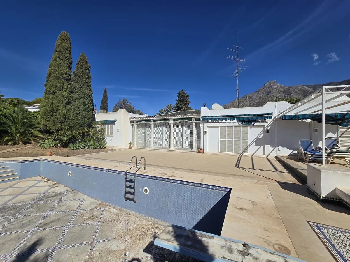 6 Bedroom Detached Villa for Sale in Marbella, Málaga