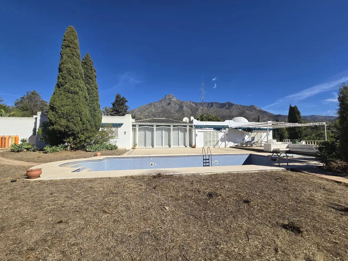 6 Bedroom Detached Villa for Sale in Marbella, Málaga - Image 3