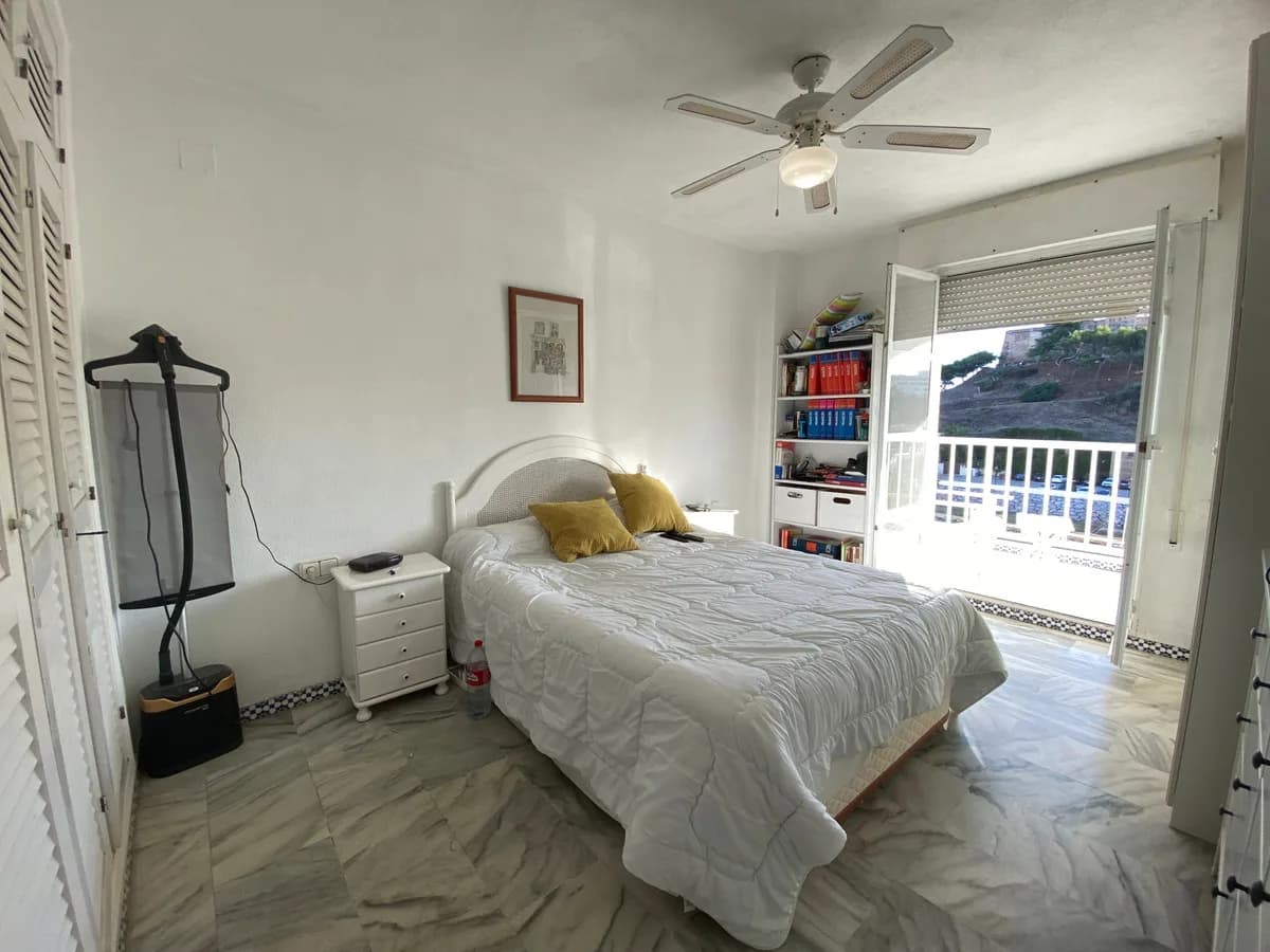 3 Bedroom Middle Floor Apartment for Sale in Fuengirola, Málaga - Image 5