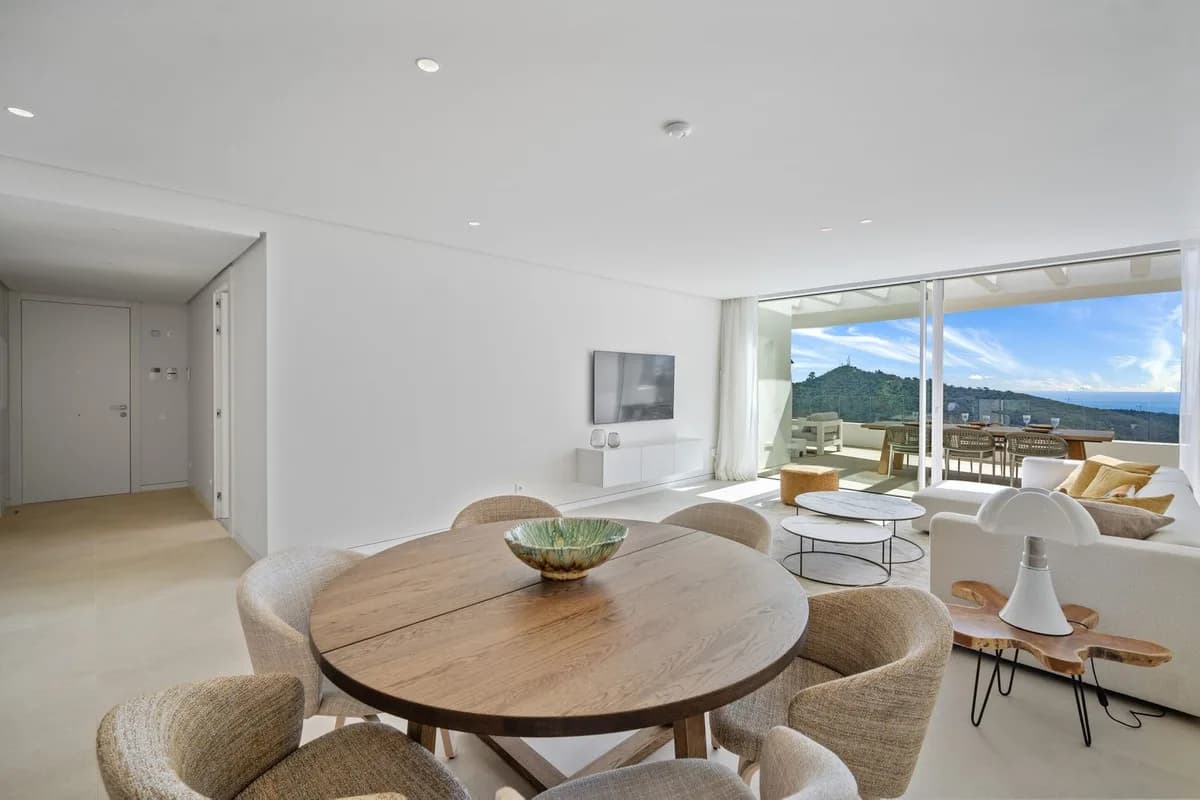 3 Bedroom Middle Floor Apartment for Sale in Marbella, Málaga - Image 6