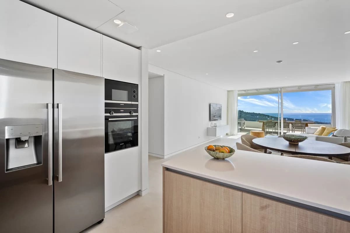 3 Bedroom Middle Floor Apartment for Sale in Marbella, Málaga - Image 9