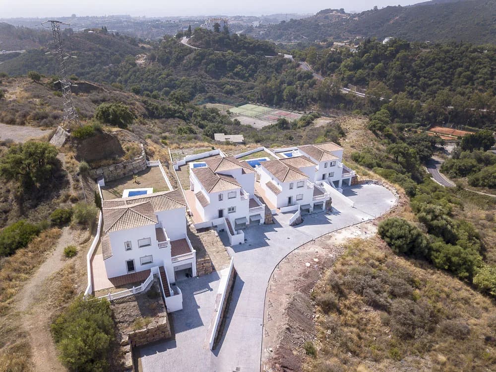 4 Bedroom Detached Villa for Sale in Estepona, Málaga - Image 2
