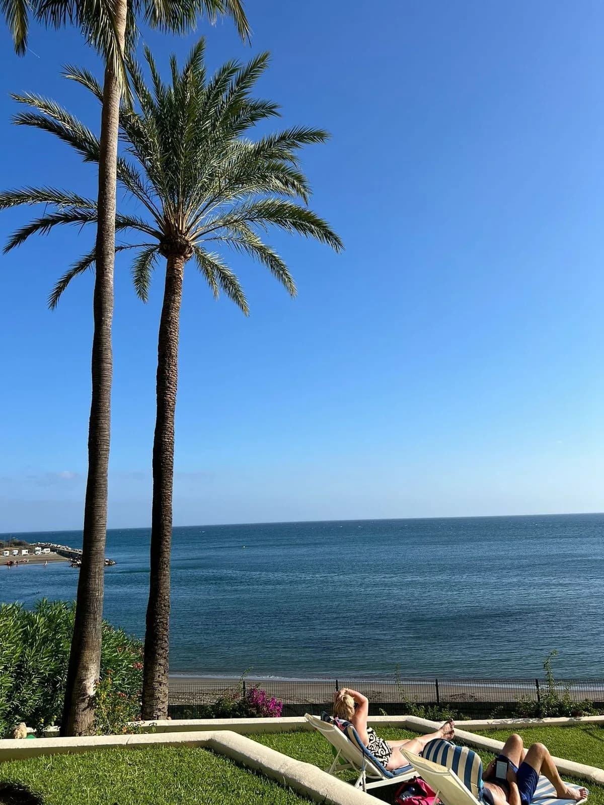 2 Bedroom Middle Floor Apartment for Sale in Estepona, Málaga - Image 2