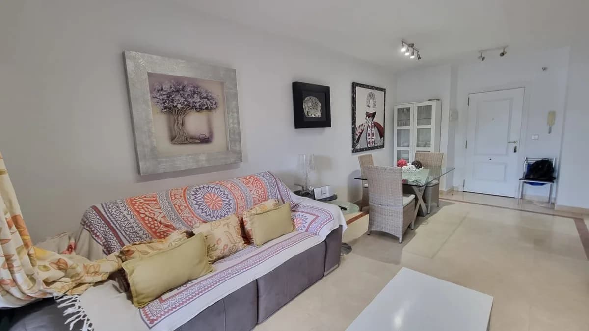 2 Bedroom Middle Floor Apartment for Sale in San Luis de Sabinillas, Málaga - Image 2