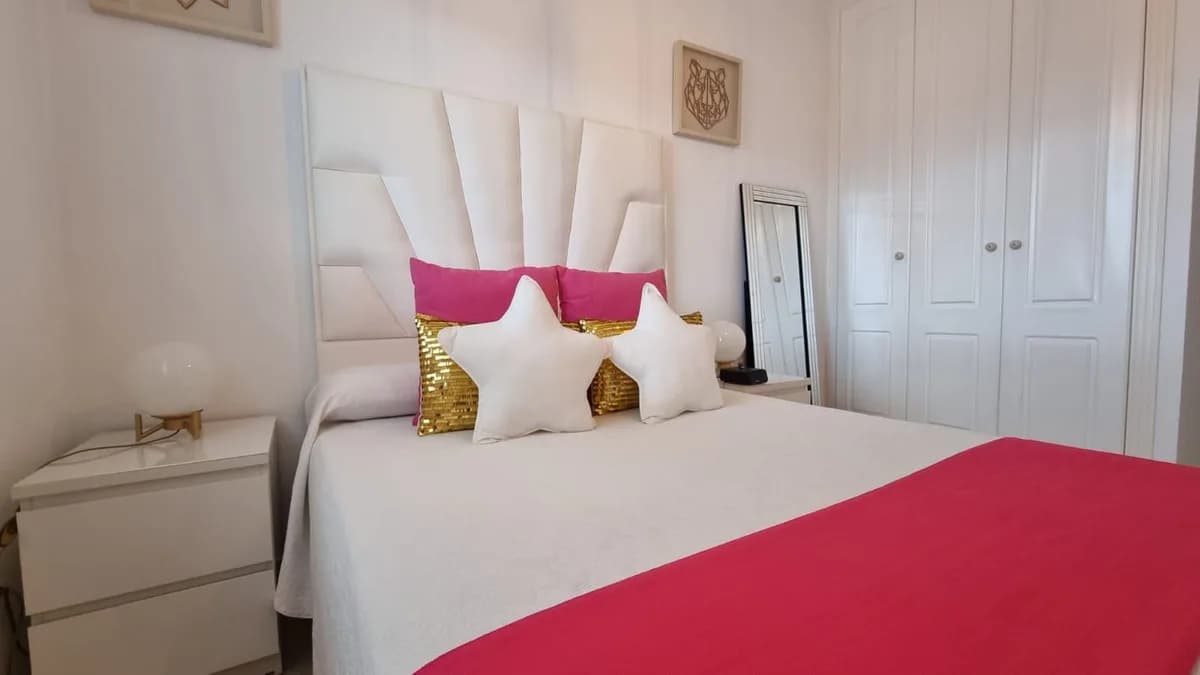 2 Bedroom Middle Floor Apartment for Sale in San Luis de Sabinillas, Málaga - Image 6