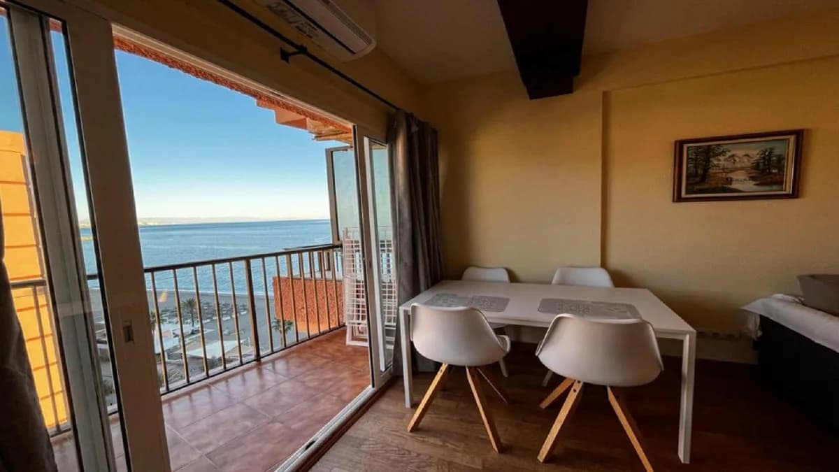 1 Bedroom Middle Floor Apartment for Sale in Fuengirola, Málaga - Image 2