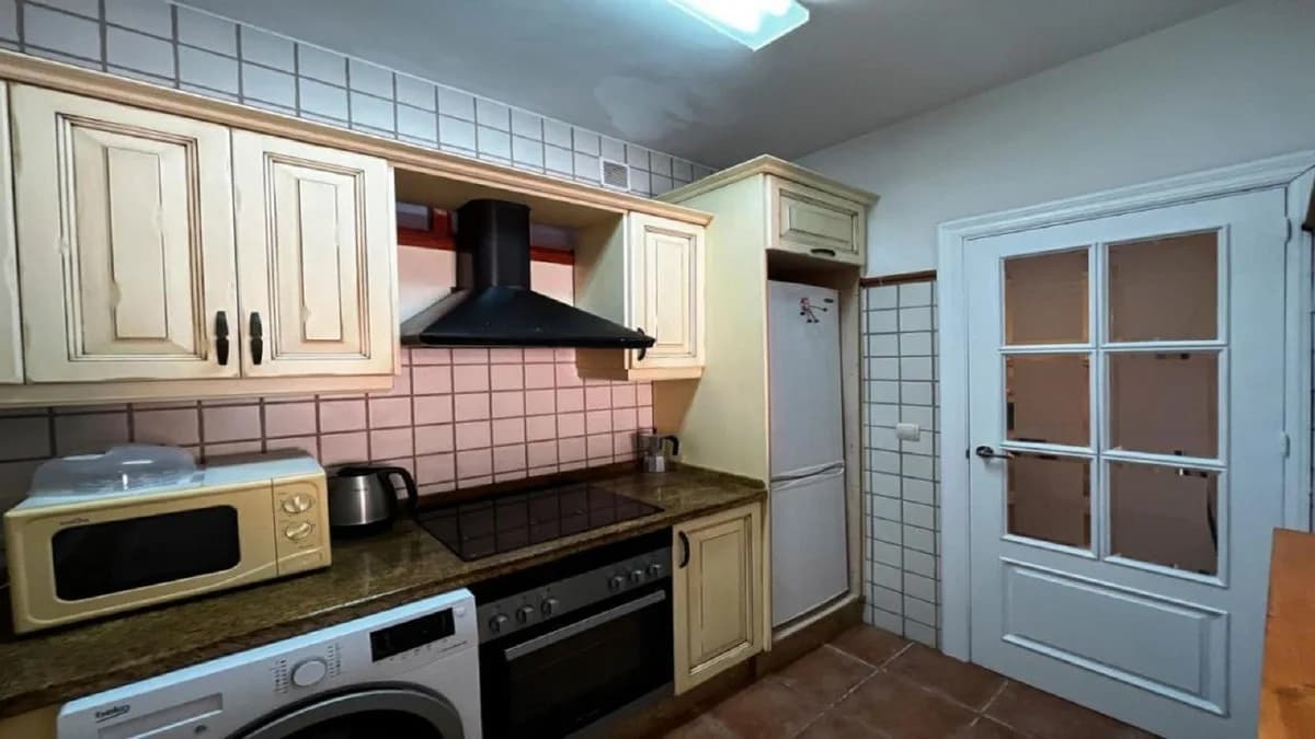 1 Bedroom Middle Floor Apartment for Sale in Fuengirola, Málaga - Image 3