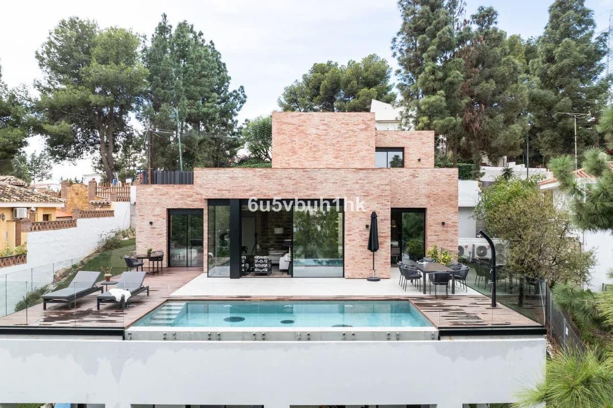 4 Bedroom Detached Villa for Sale in El Atabal, Málaga