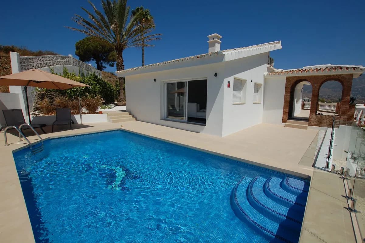 3 Bedroom Detached Villa for Sale in Cerros del Aguila, Málaga - Image 3