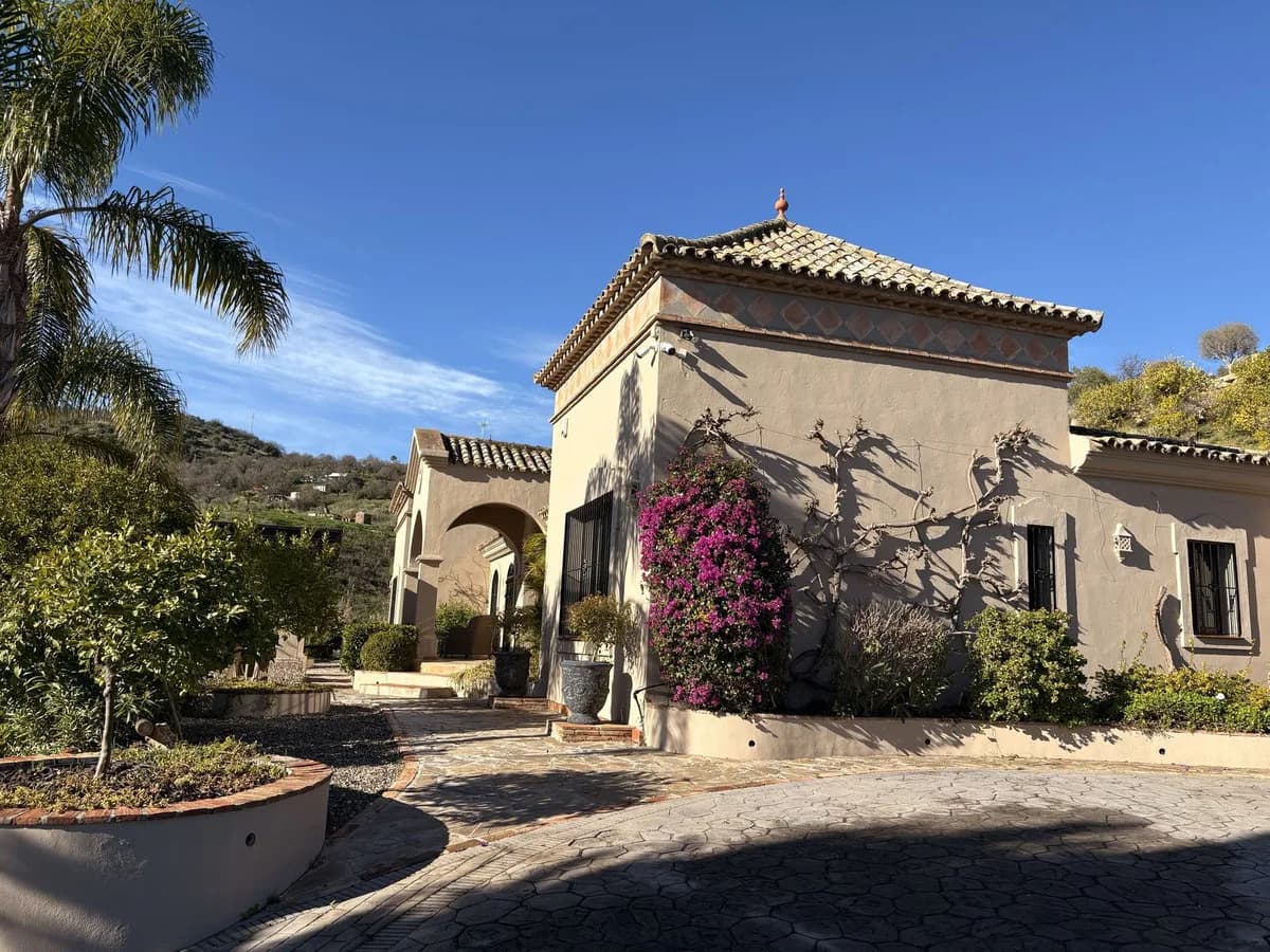 4 Bedroom Detached Villa for Sale in Monda, Málaga - Image 3