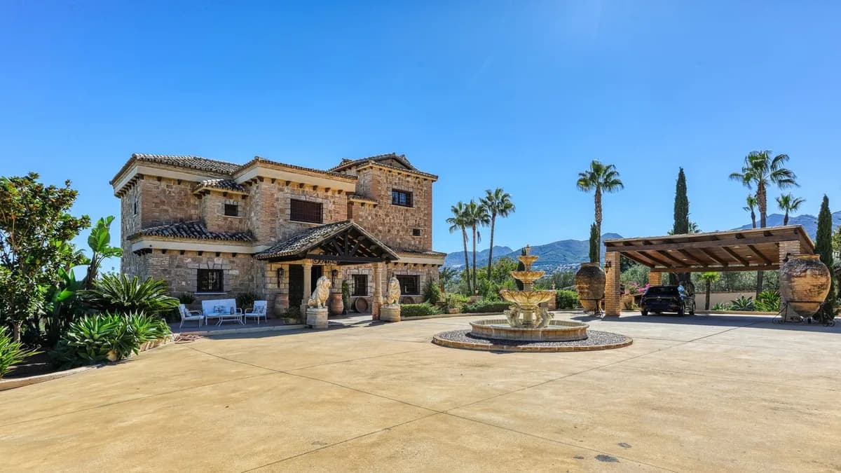 8 Bedroom Finca - Cortijo for Sale in Alhaurín de la Torre, Málaga - Image 3