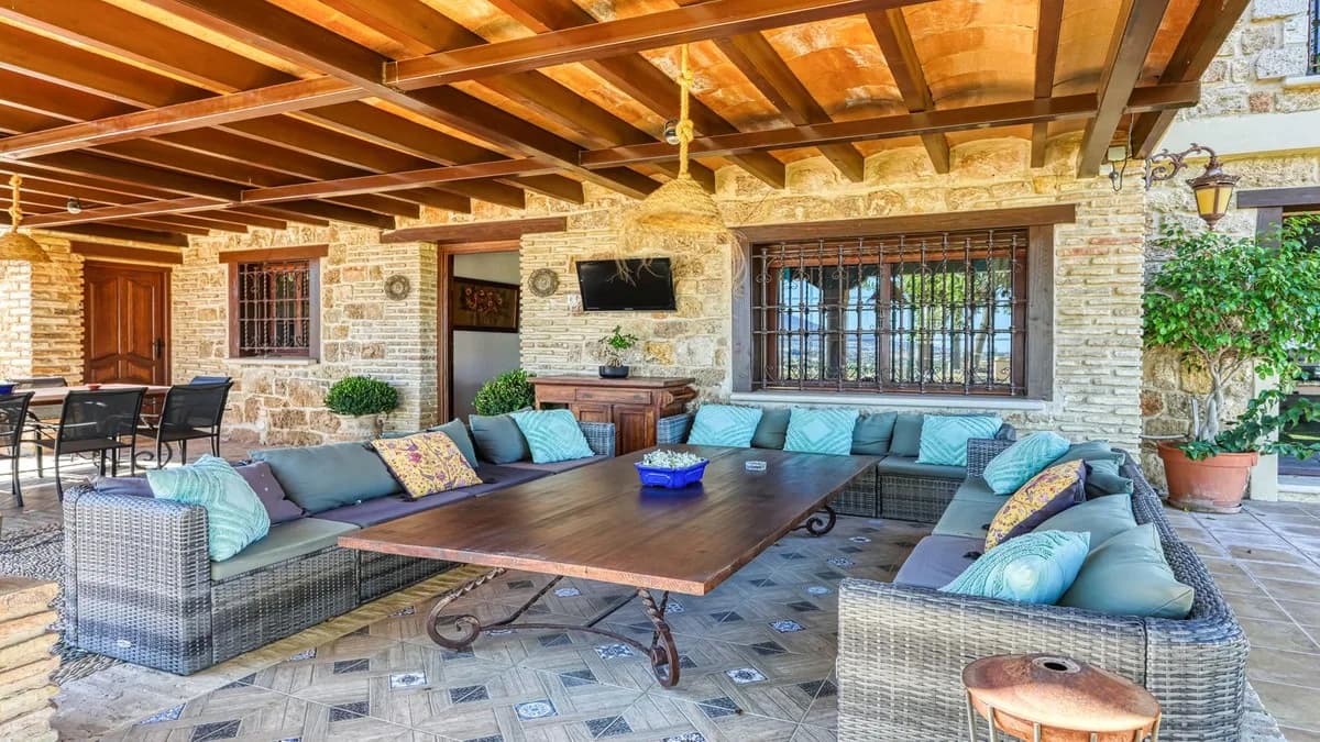 8 Bedroom Finca - Cortijo for Sale in Alhaurín de la Torre, Málaga - Image 4