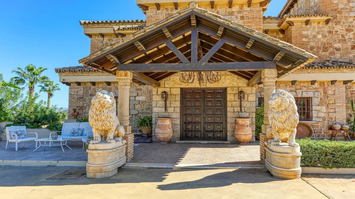 8 Bedroom Finca - Cortijo for Sale in Alhaurín de la Torre, Málaga - Image 6