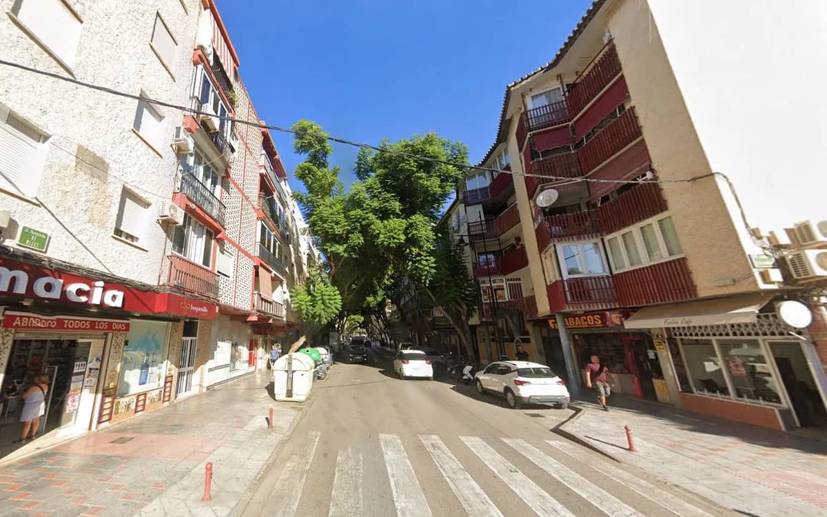 2 Bedroom Middle Floor Apartment for Sale in Fuengirola, Málaga - Image 2