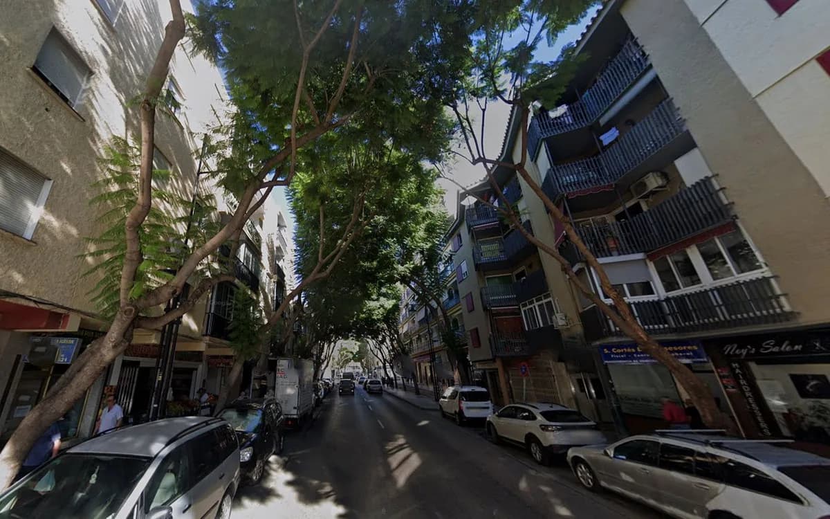 2 Bedroom Middle Floor Apartment for Sale in Fuengirola, Málaga - Image 3