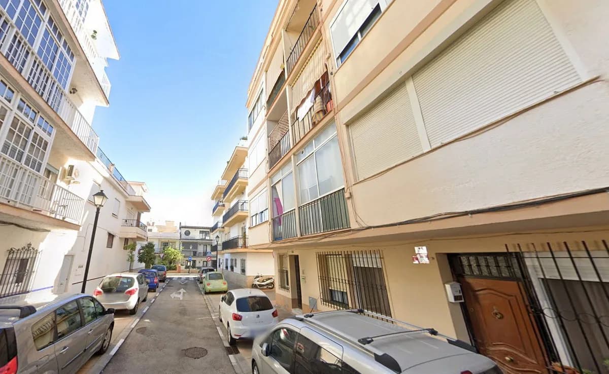 3 Bedroom Top Floor Apartment for Sale in Fuengirola, Málaga - Image 4