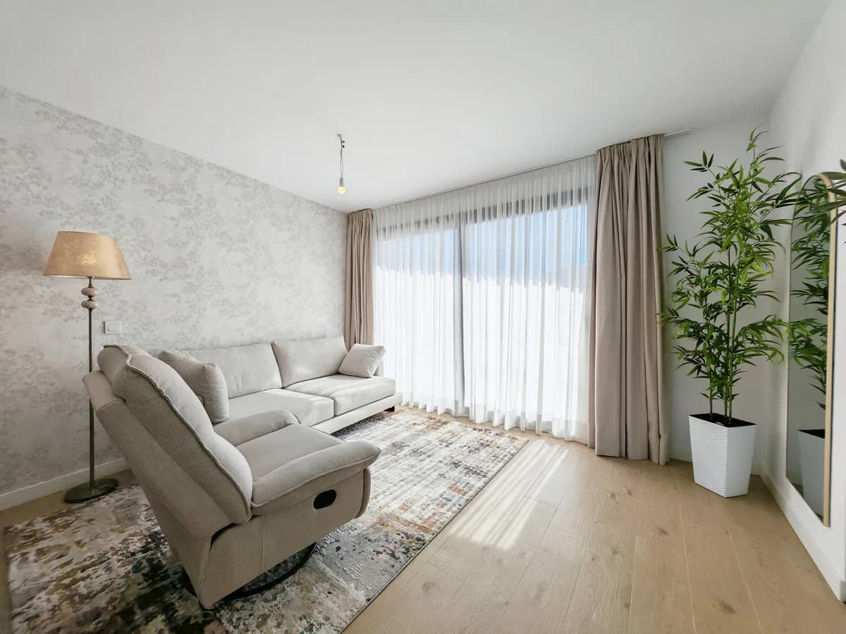 2 Bedroom Middle Floor Apartment for Sale in Estepona, Málaga - Image 3