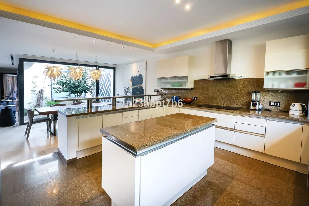 4 Bedroom Detached Villa for Sale in Puerto Banús, Málaga - Image 9