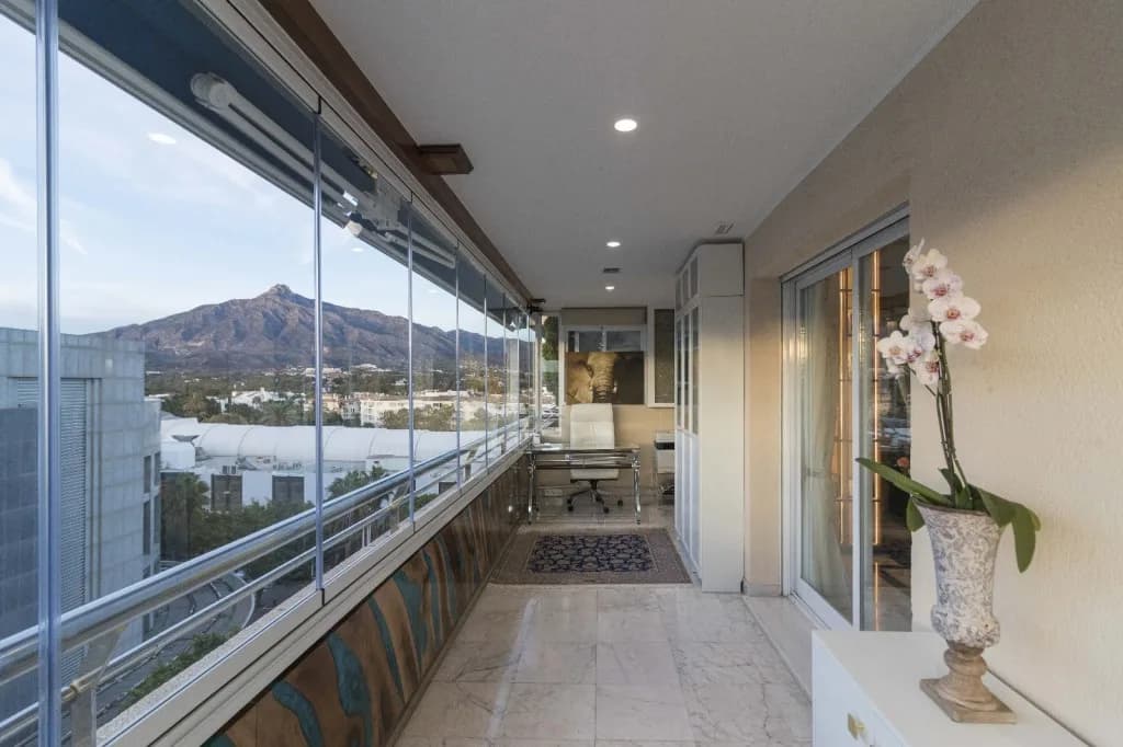 3 Bedroom Middle Floor Apartment for Sale in Puerto Banús, Málaga - Image 5