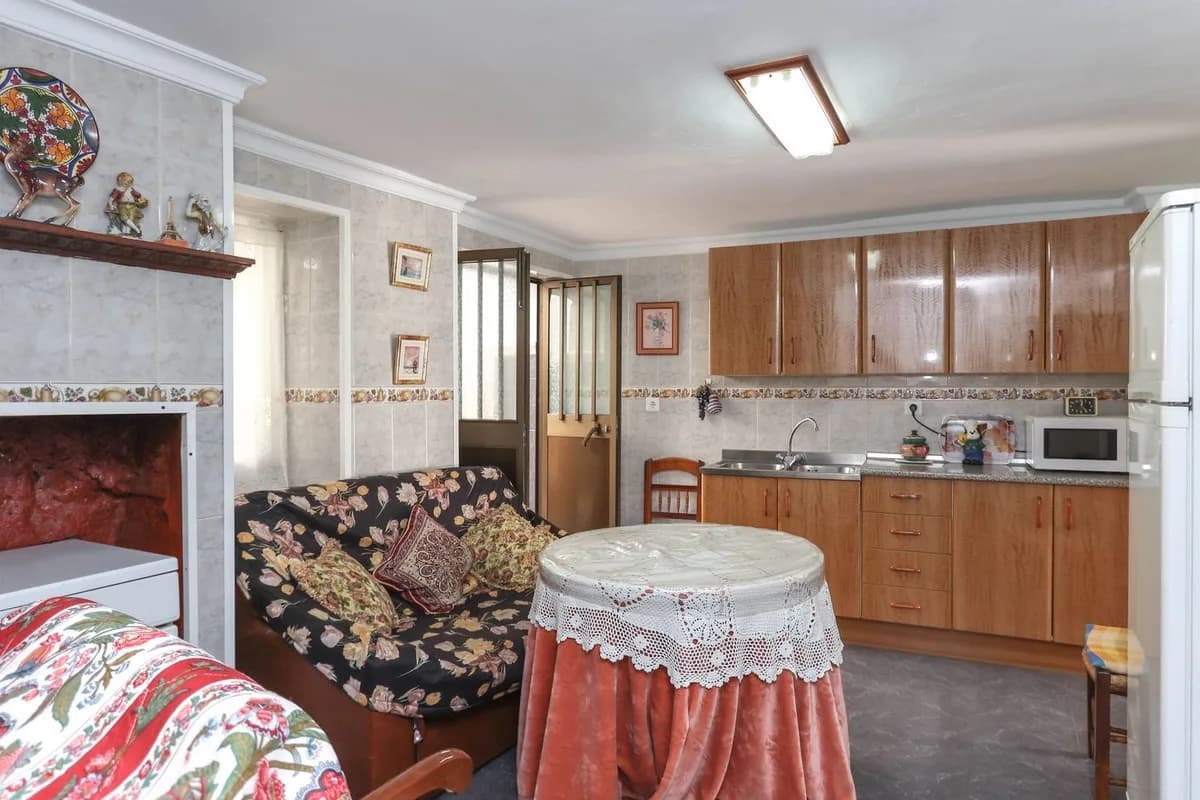 4 Bedroom Townhouse for Sale in Yunquera, Málaga - Image 3