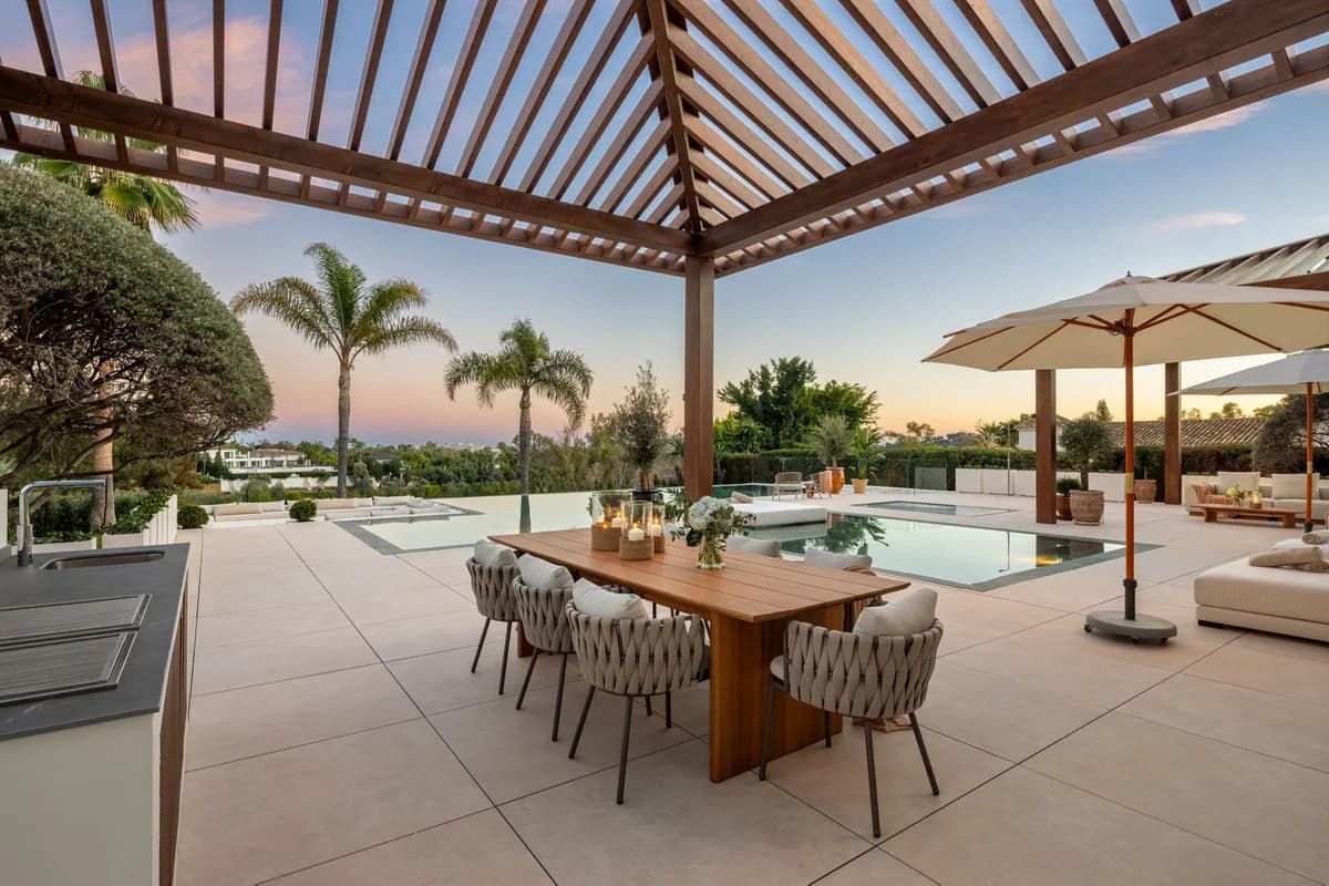 6 Bedroom Detached Villa for Sale in Nueva Andalucía, Málaga - Image 2