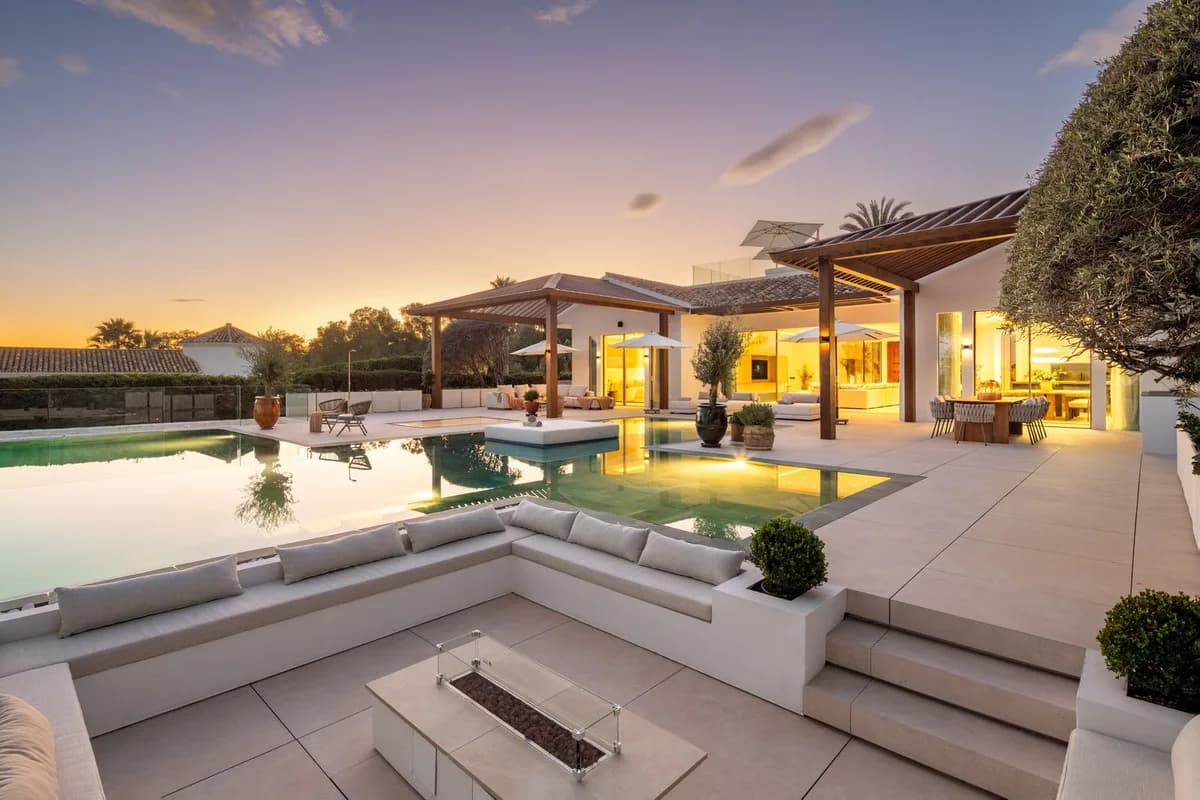 6 Bedroom Detached Villa for Sale in Nueva Andalucía, Málaga - Image 3