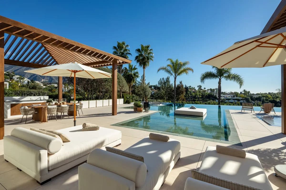 6 Bedroom Detached Villa for Sale in Nueva Andalucía, Málaga - Image 9