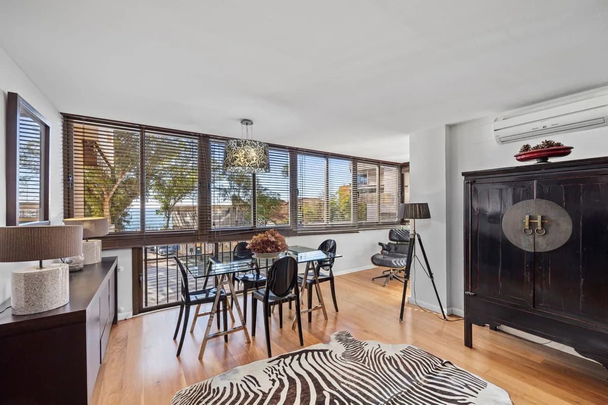 4 Bedroom Middle Floor Apartment for Sale in Cerrado de Calderón, Málaga - Image 2