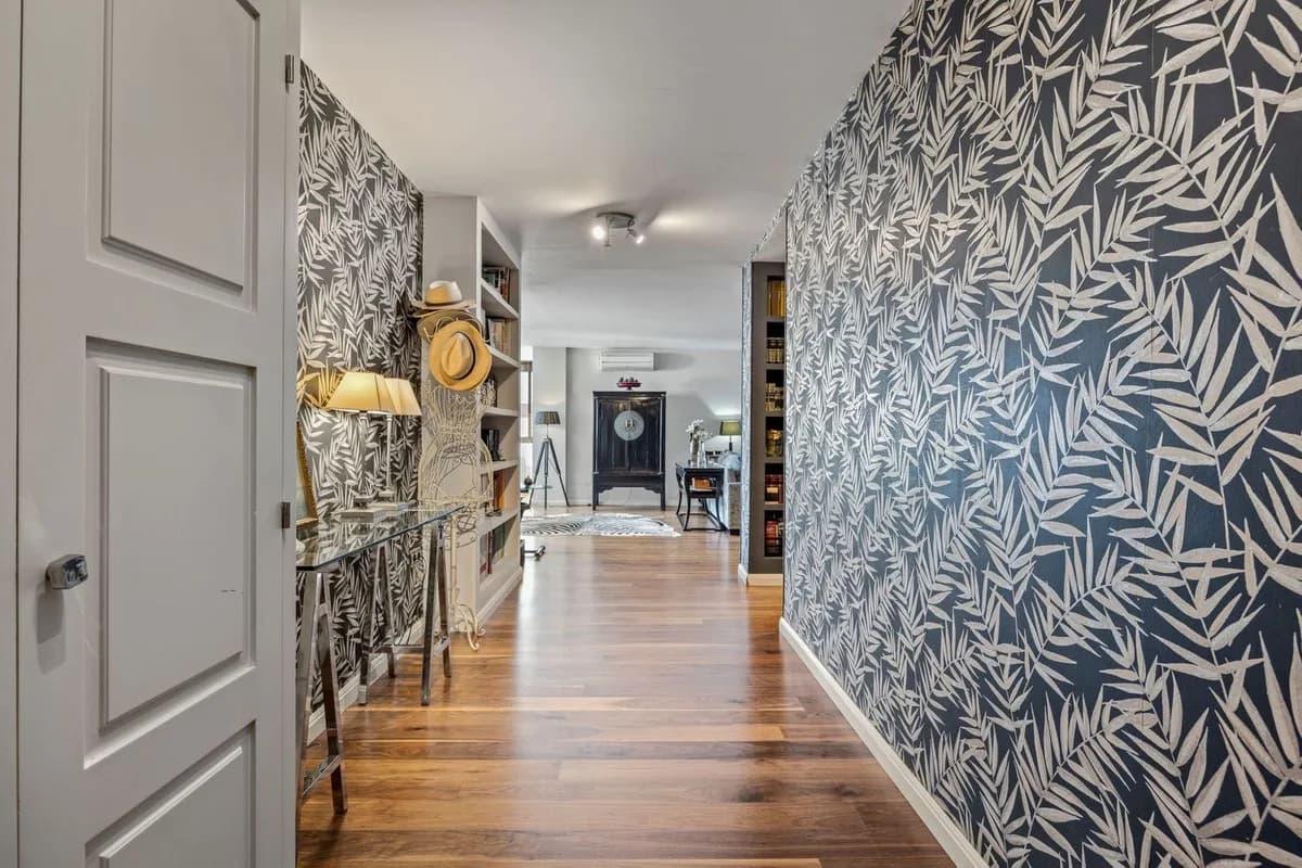 4 Bedroom Middle Floor Apartment for Sale in Cerrado de Calderón, Málaga - Image 3