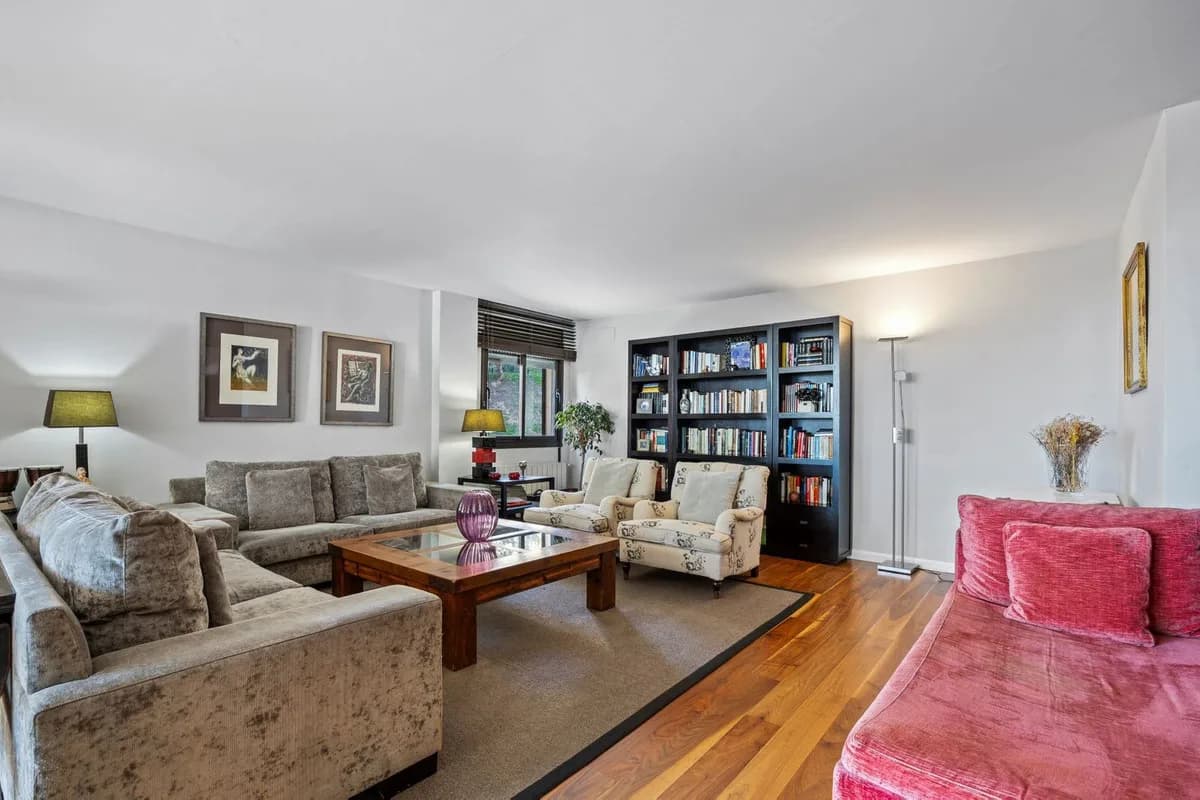 4 Bedroom Middle Floor Apartment for Sale in Cerrado de Calderón, Málaga - Image 9