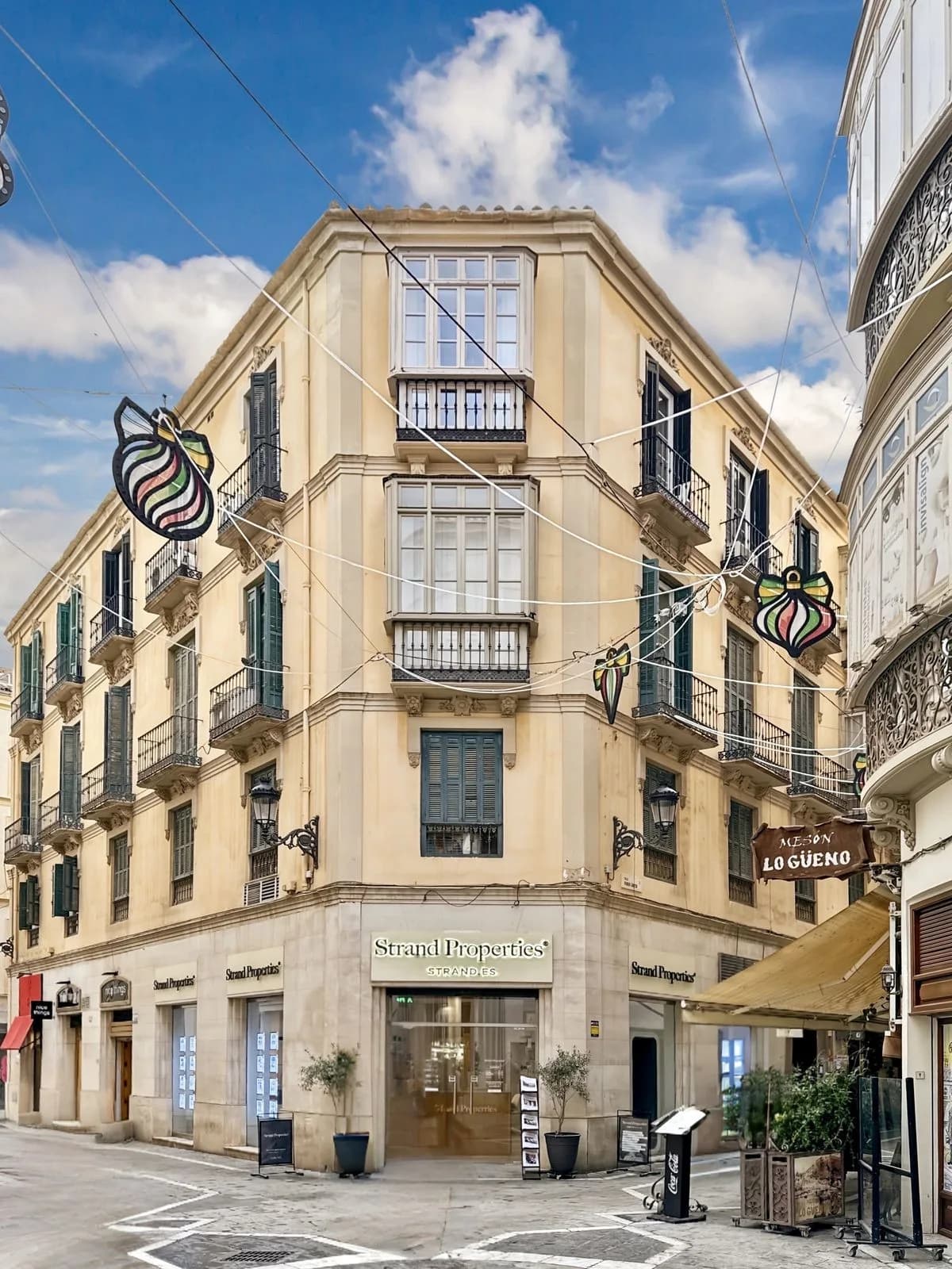 4 Bedroom Middle Floor Apartment for Sale in Centro Histórico, Málaga - Image 2