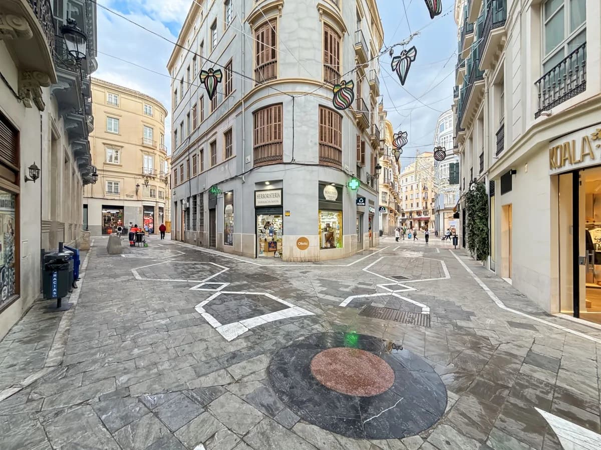 4 Bedroom Middle Floor Apartment for Sale in Centro Histórico, Málaga - Image 3