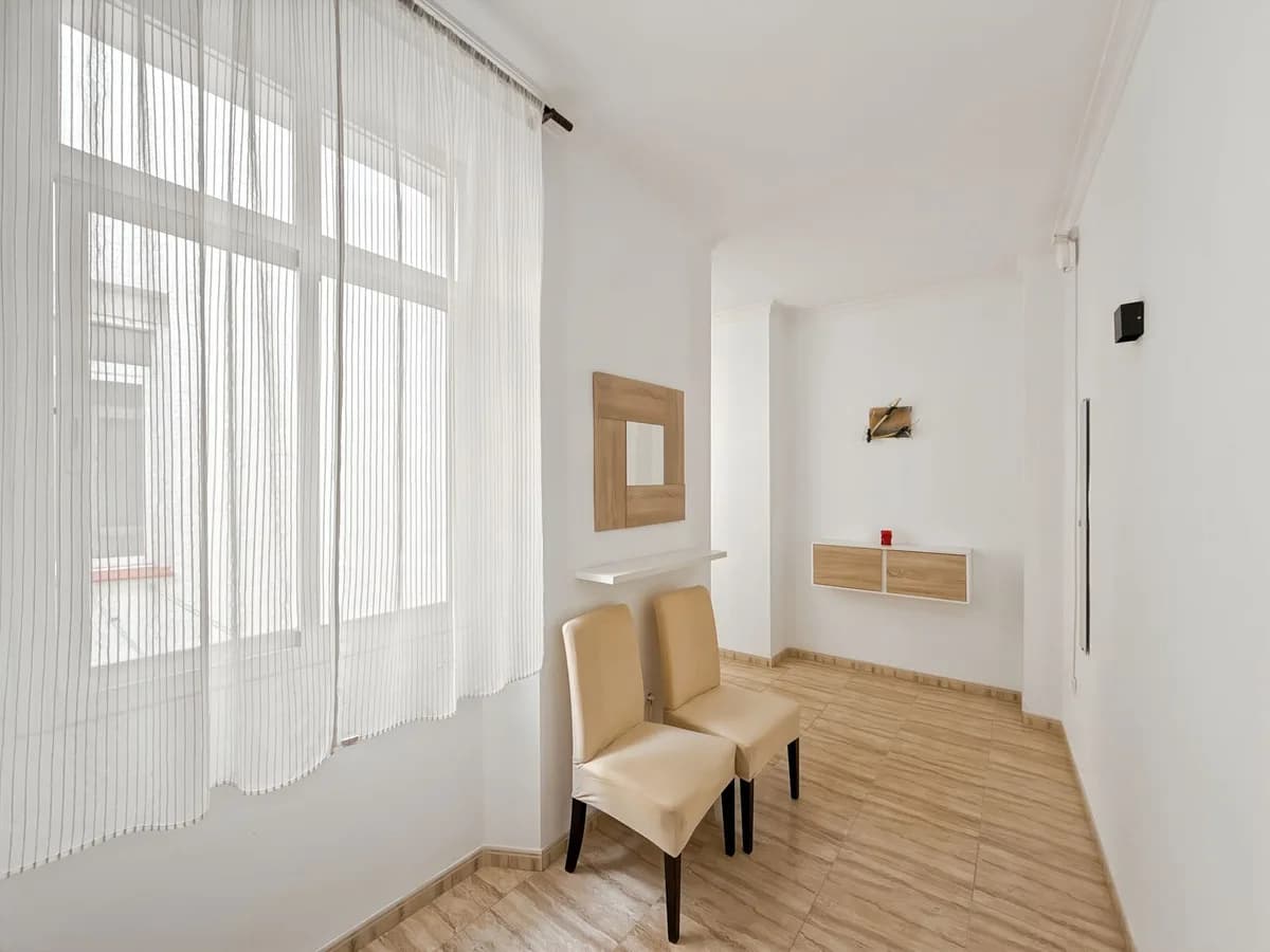 4 Bedroom Middle Floor Apartment for Sale in Centro Histórico, Málaga - Image 9
