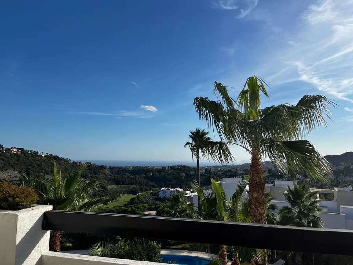 1 Bedroom Middle Floor Apartment for Sale in Benahavís, Málaga
