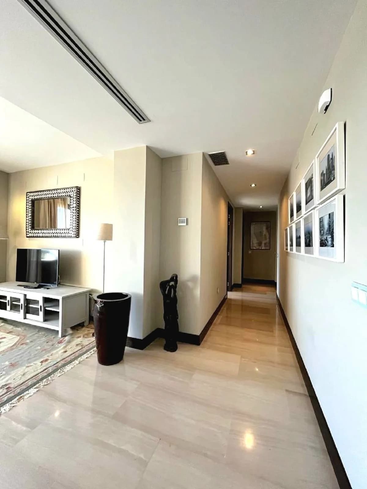 1 Bedroom Middle Floor Apartment for Sale in Benahavís, Málaga - Image 7