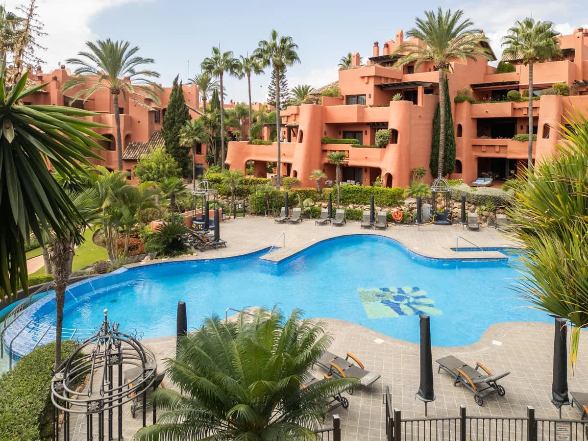 3 Bedroom Middle Floor Apartment for Sale in Estepona, Málaga - Image 2