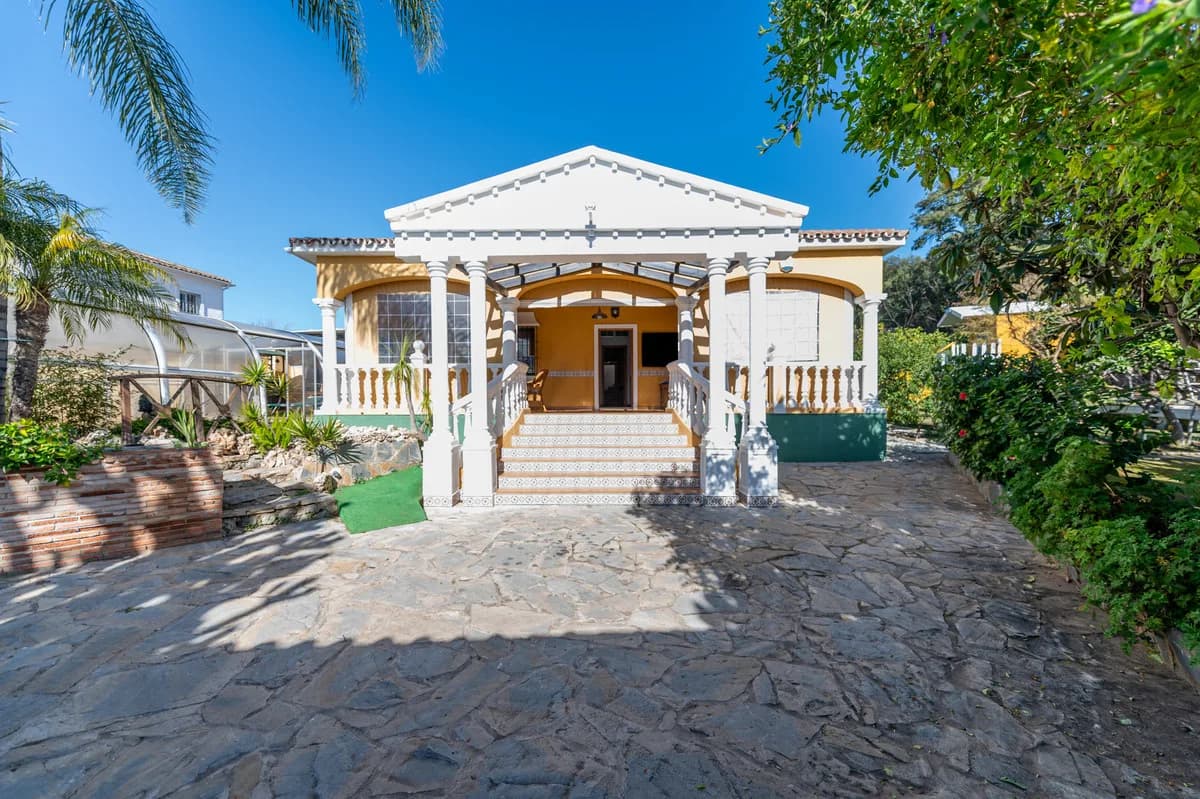 4 Bedroom Detached Villa for Sale in Las Chapas, Málaga