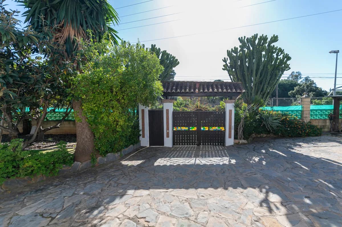 4 Bedroom Detached Villa for Sale in Las Chapas, Málaga - Image 8