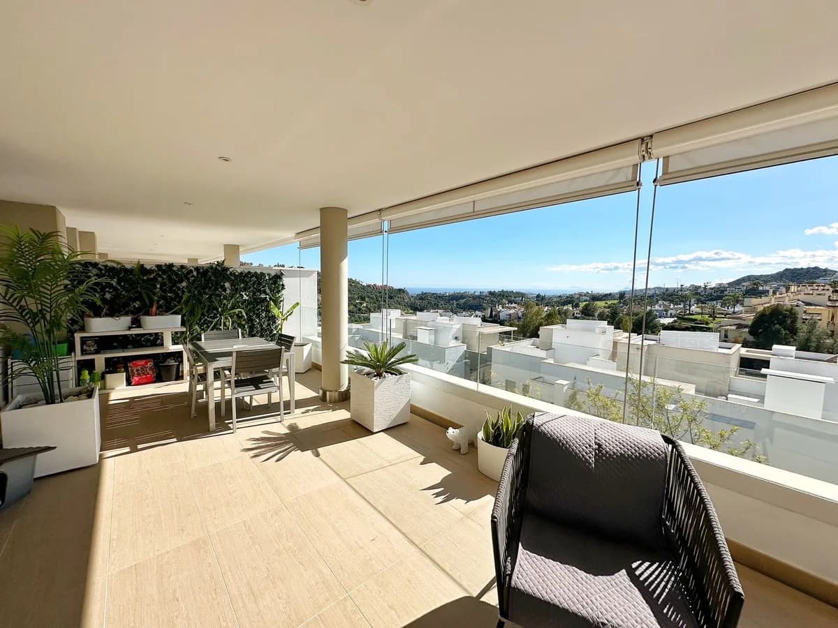 3 Bedroom Middle Floor Apartment for Sale in Los Arqueros, Málaga - Image 2