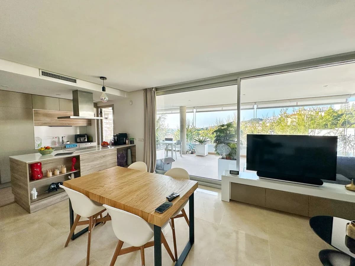 3 Bedroom Middle Floor Apartment for Sale in Los Arqueros, Málaga - Image 8