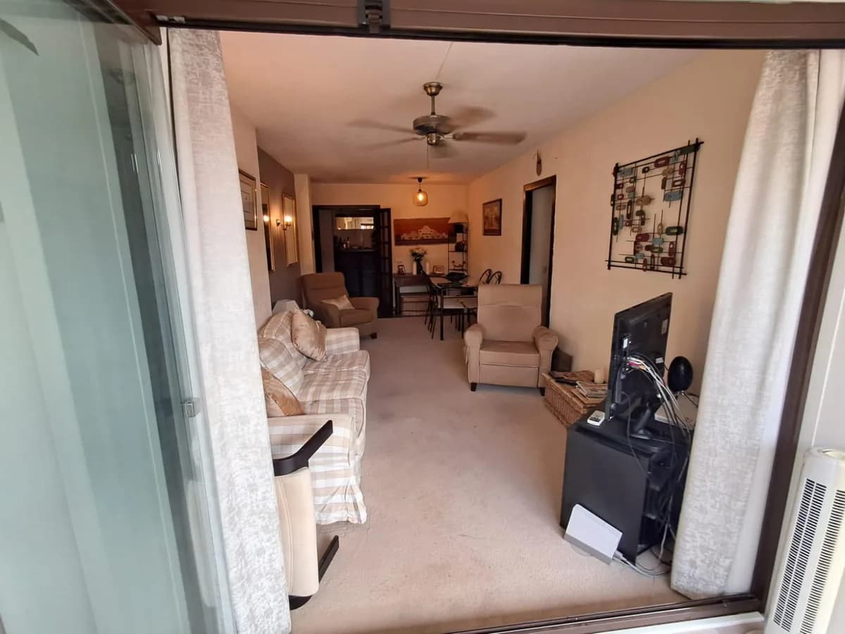 2 Bedroom Middle Floor Apartment for Sale in Fuengirola, Málaga - Image 2