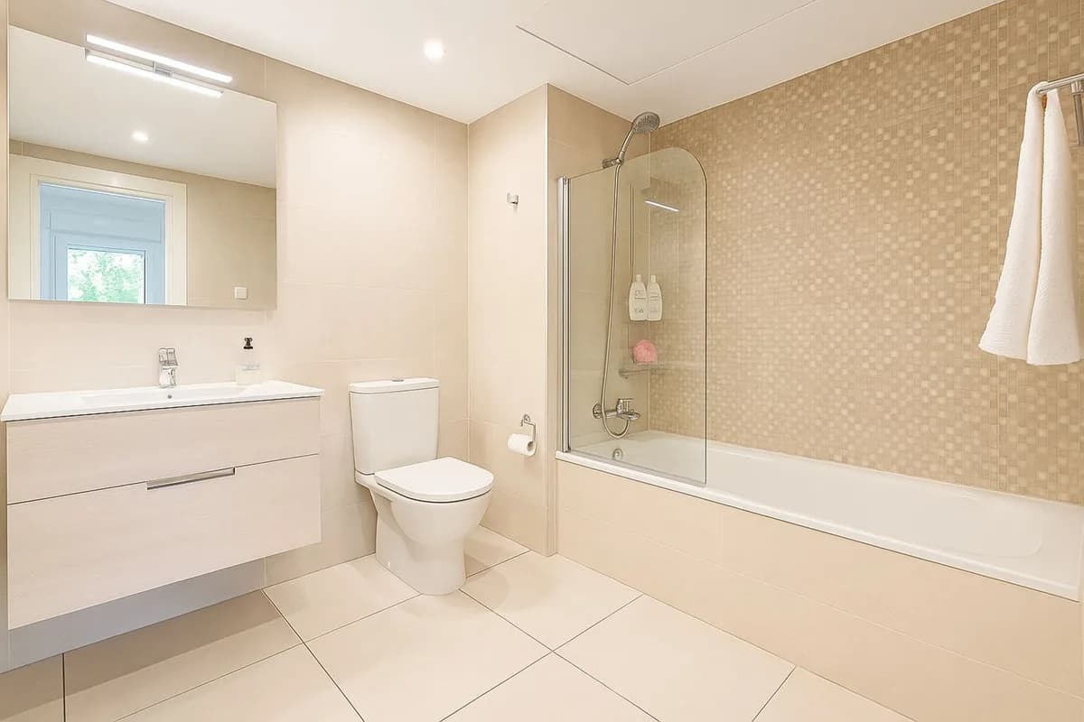 3 Bedroom Middle Floor Apartment for Sale in Nueva Andalucía, Málaga - Image 5