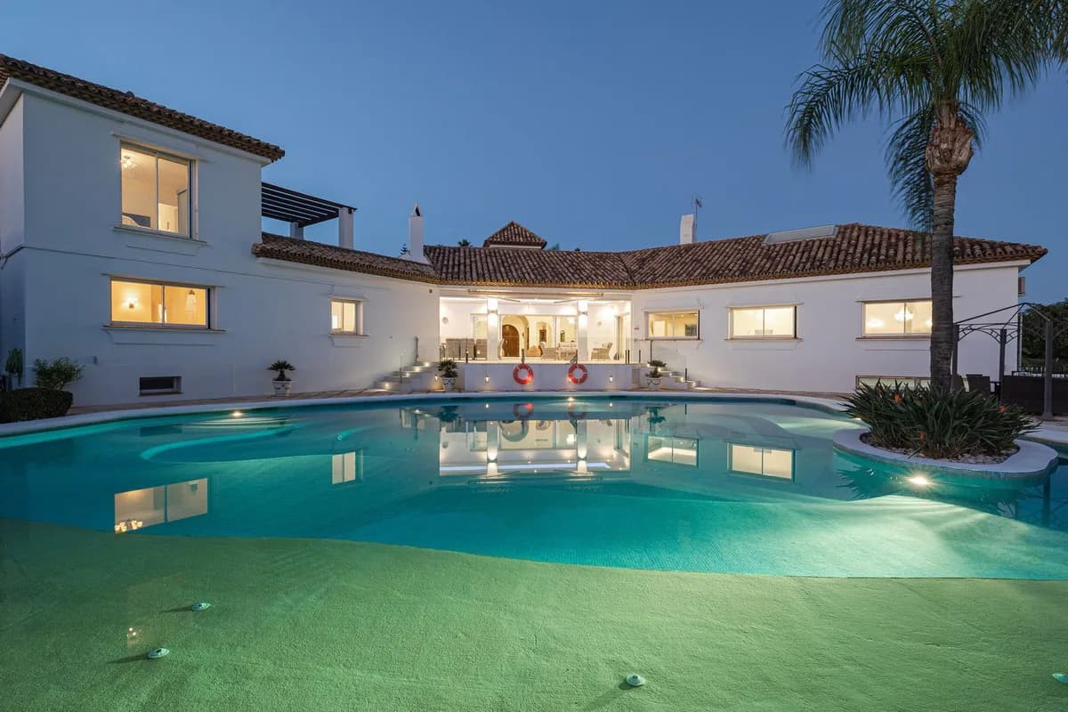 6 Bedroom Detached Villa for Sale in El Paraiso, Málaga