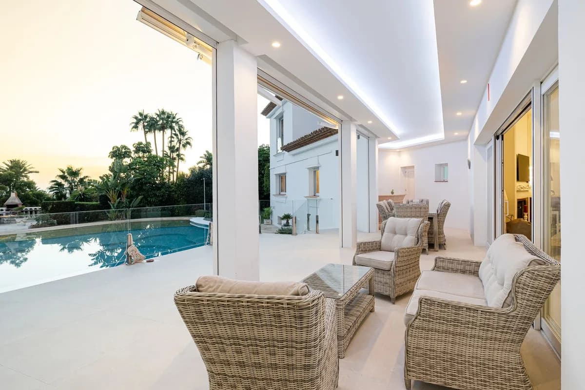 6 Bedroom Detached Villa for Sale in El Paraiso, Málaga - Image 3